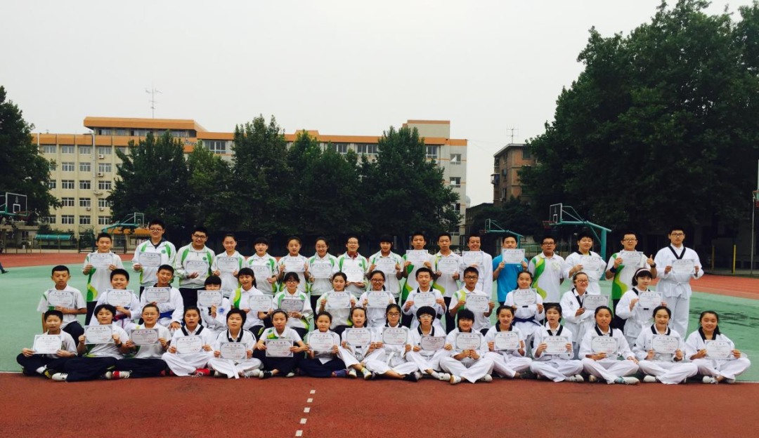 合影.png