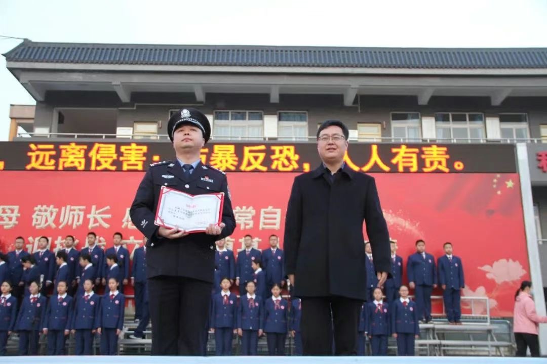 党委书记樊世杰给苗军警官颁发聘书.jpg