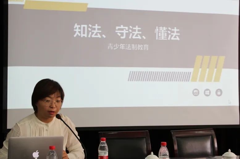 耀轩律师事务所主任律师刘斐为初一学生做讲座.jpg