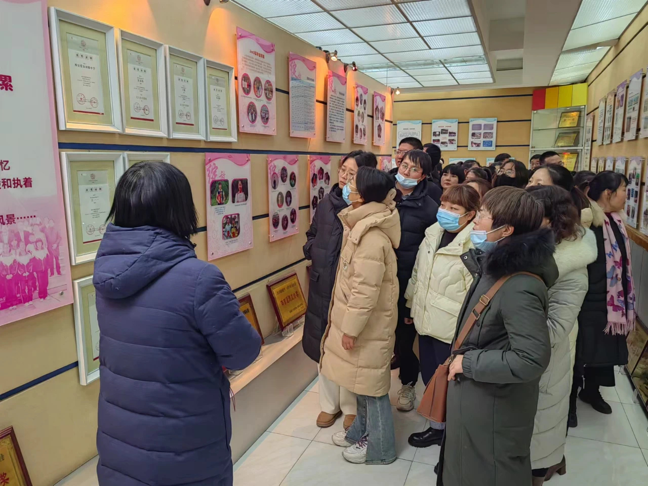 参观学校展室.png