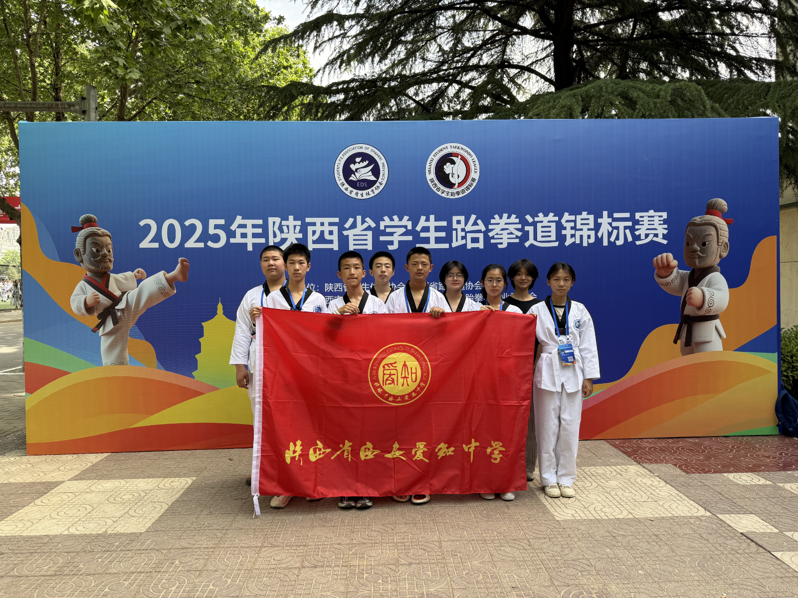 学生合影-校旗.jpg